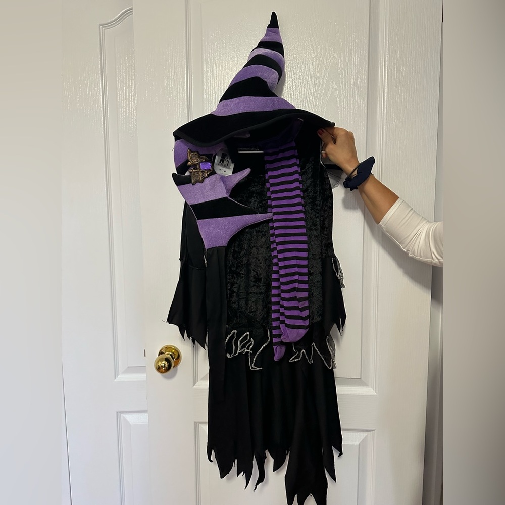 4 piece which Halloween costume